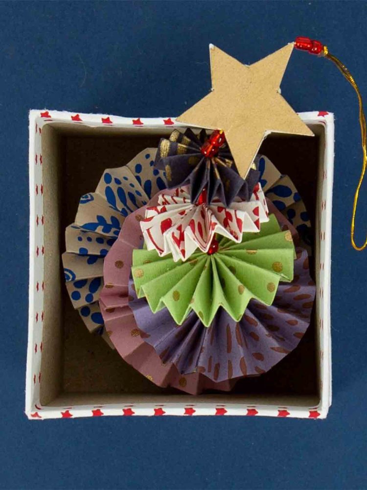 a world of craft paper Christmas decorations - a paper Christmas tree