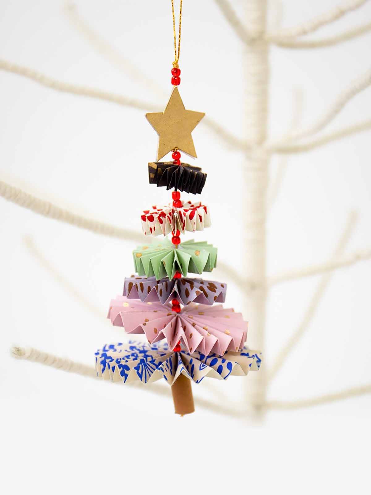 a world of craft paper Christmas ornaments - a paper Christmas tree