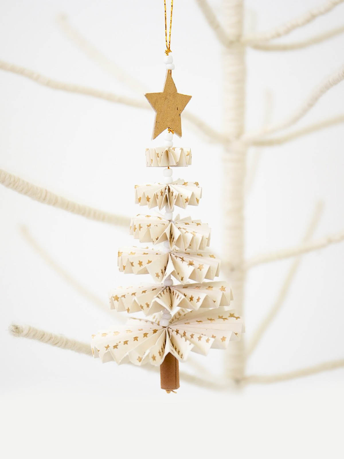 a world of craft paper Christmas ornaments - a paper Christmas tree