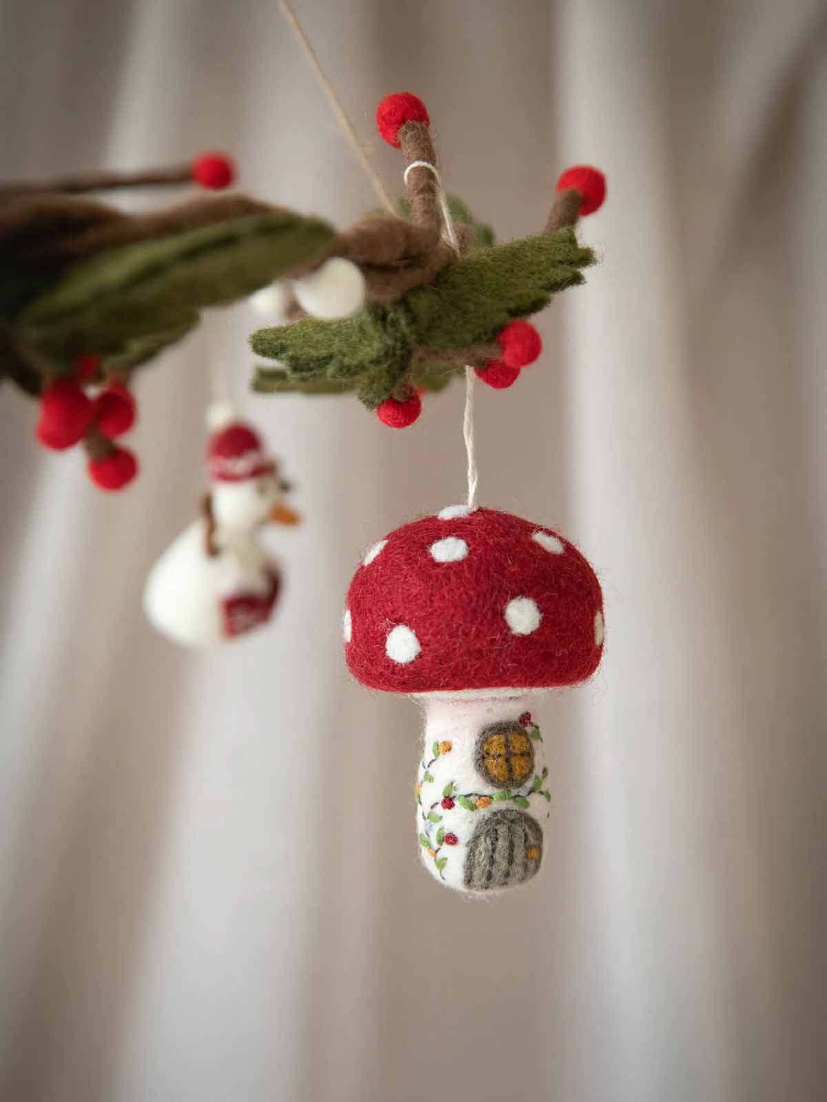 Christmas decorations in felt from a pot & sif sponge