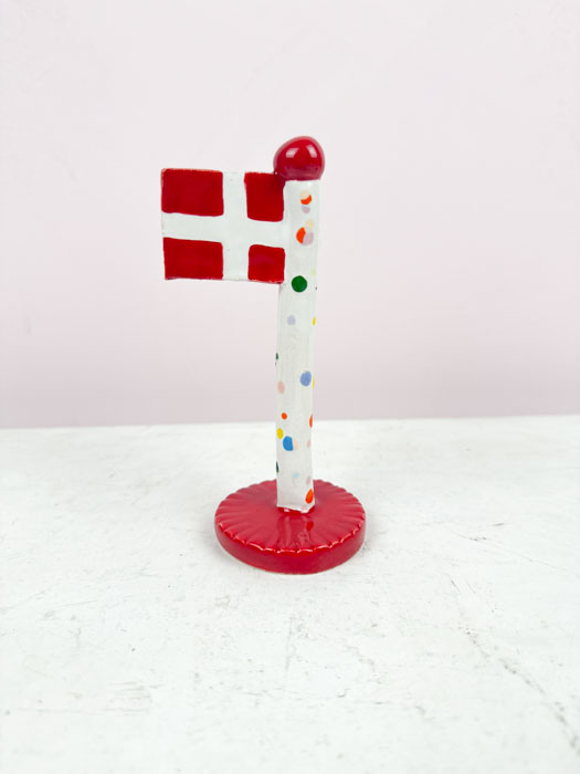 the clay play ceramic flag with red base