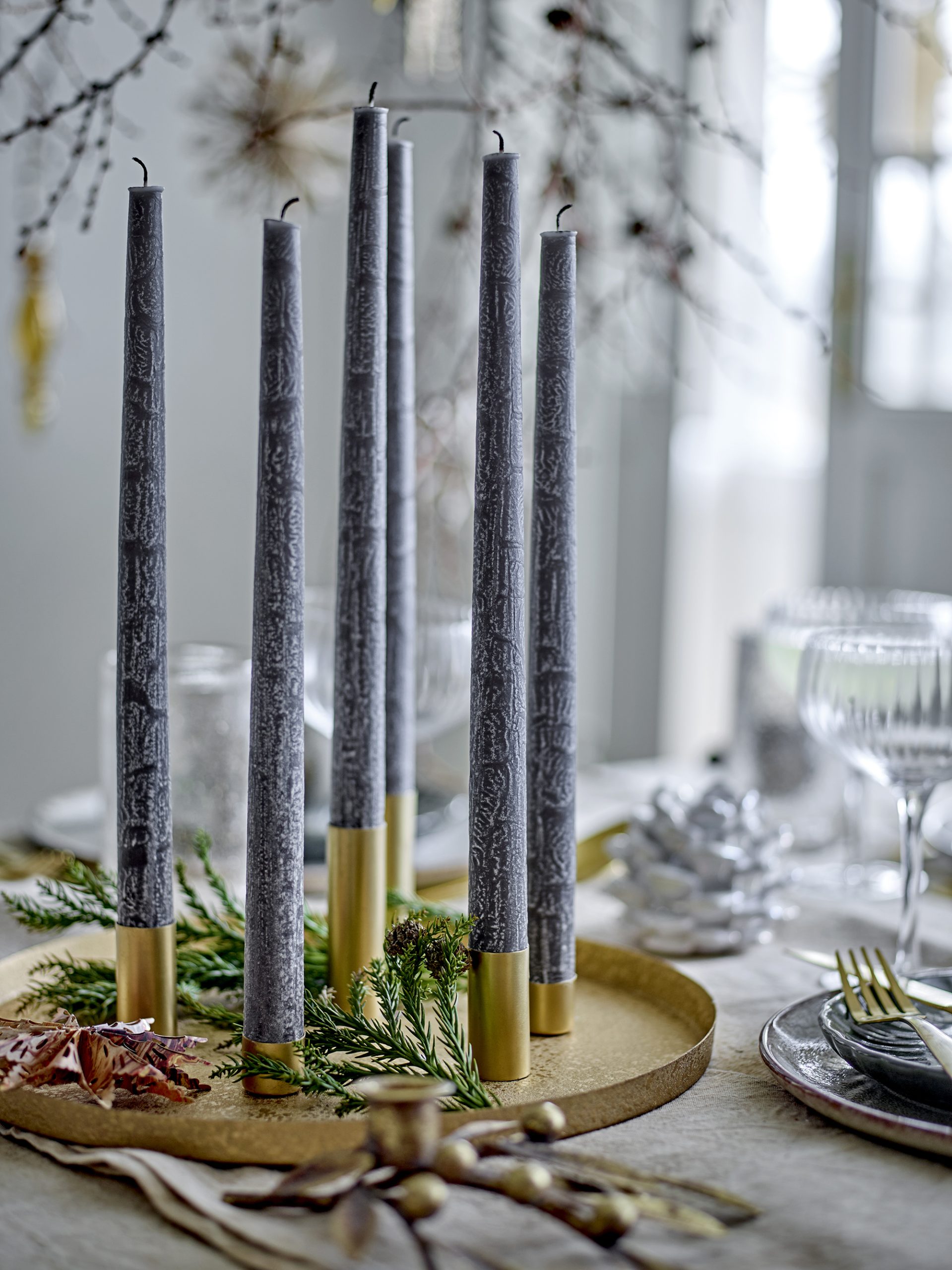Light tray with magnet candlesticks