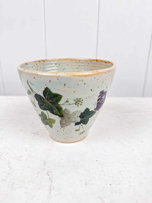 Alternative view of Flower cup - Mint with pink flowers