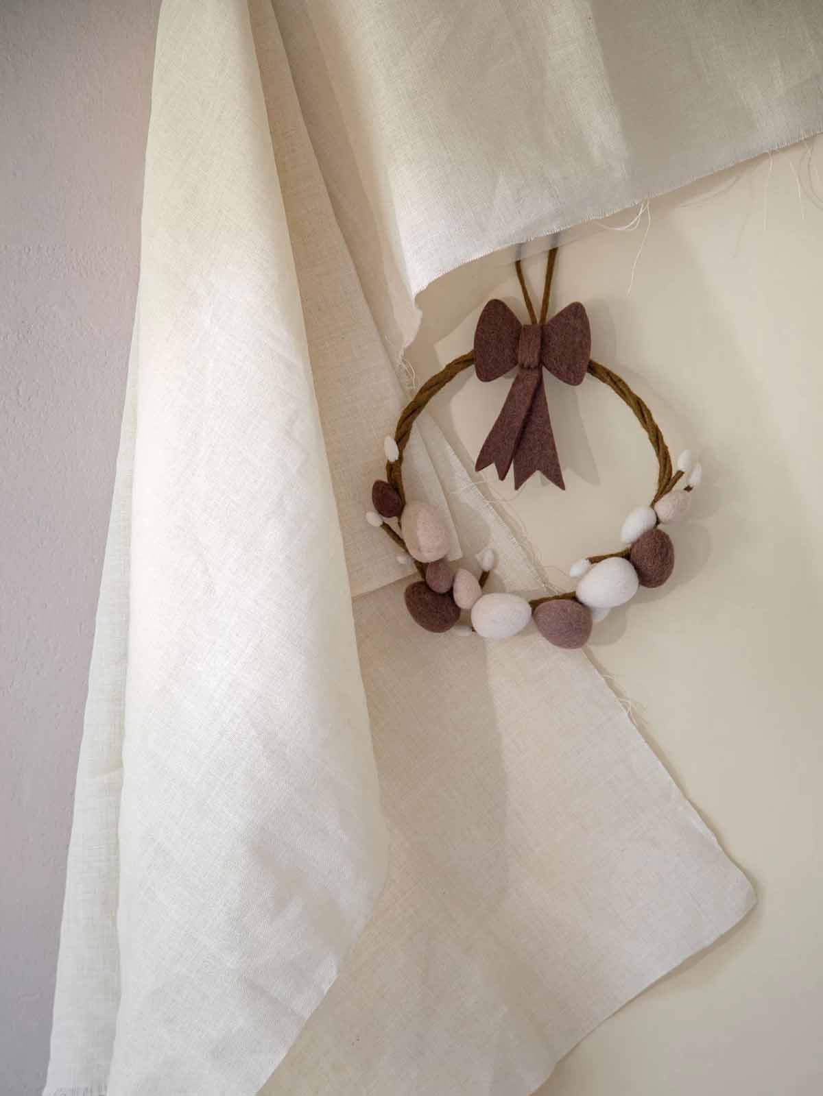 kry og sif woolen ornaments for Easter - egg wreath