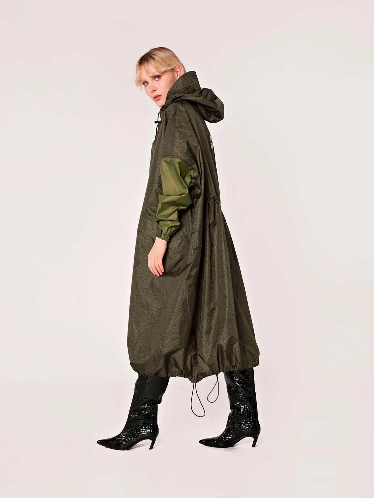 Rainkiss long raincoat made of recycled plastic from the sea and 100% waterproof