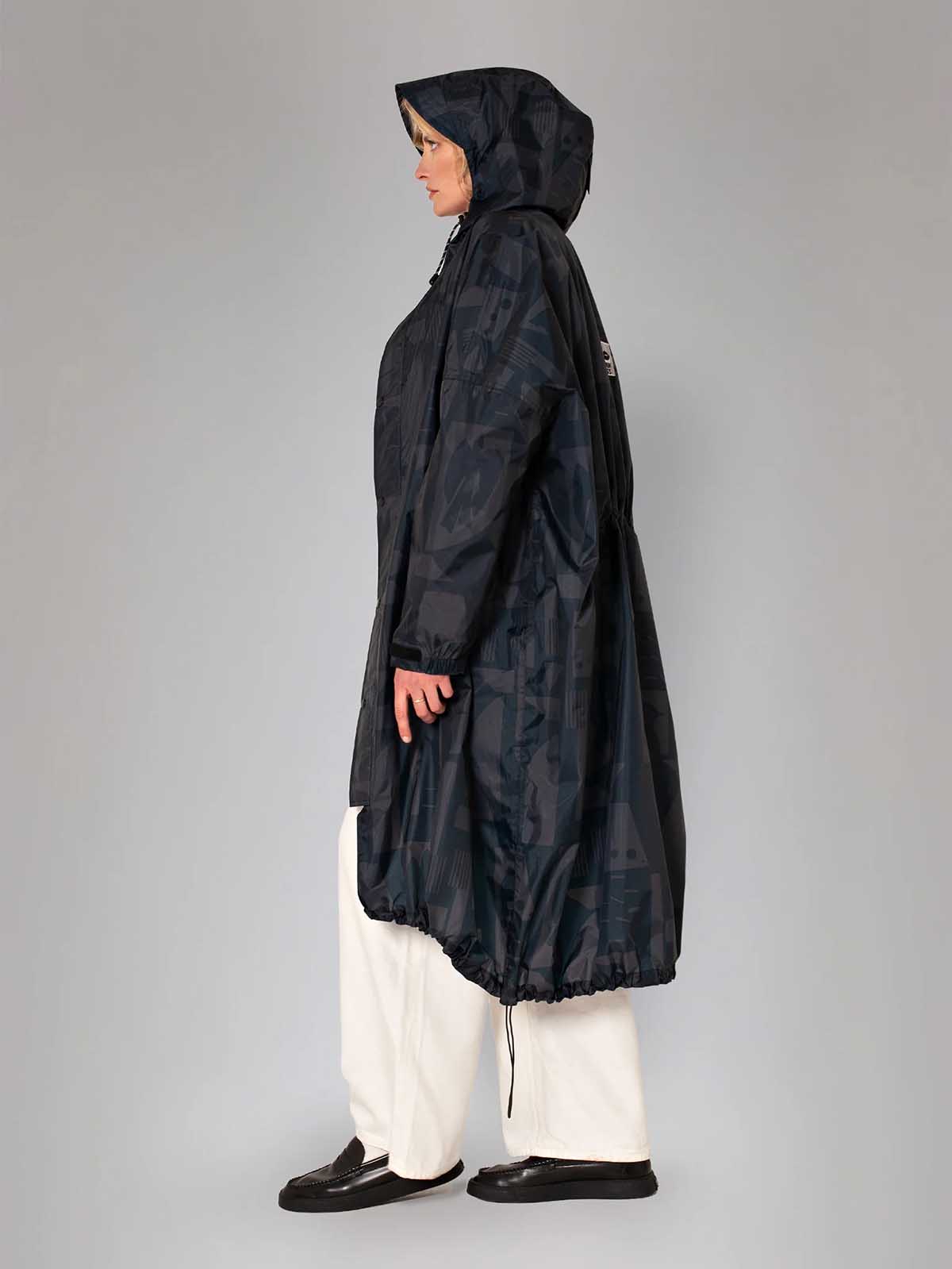 Rainkiss long raincoat made of recycled plastic from the sea and 100% waterproof