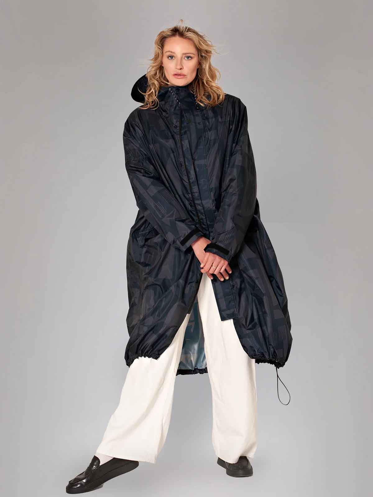 Rainkiss long raincoat made of recycled plastic from the sea and 100% waterproof