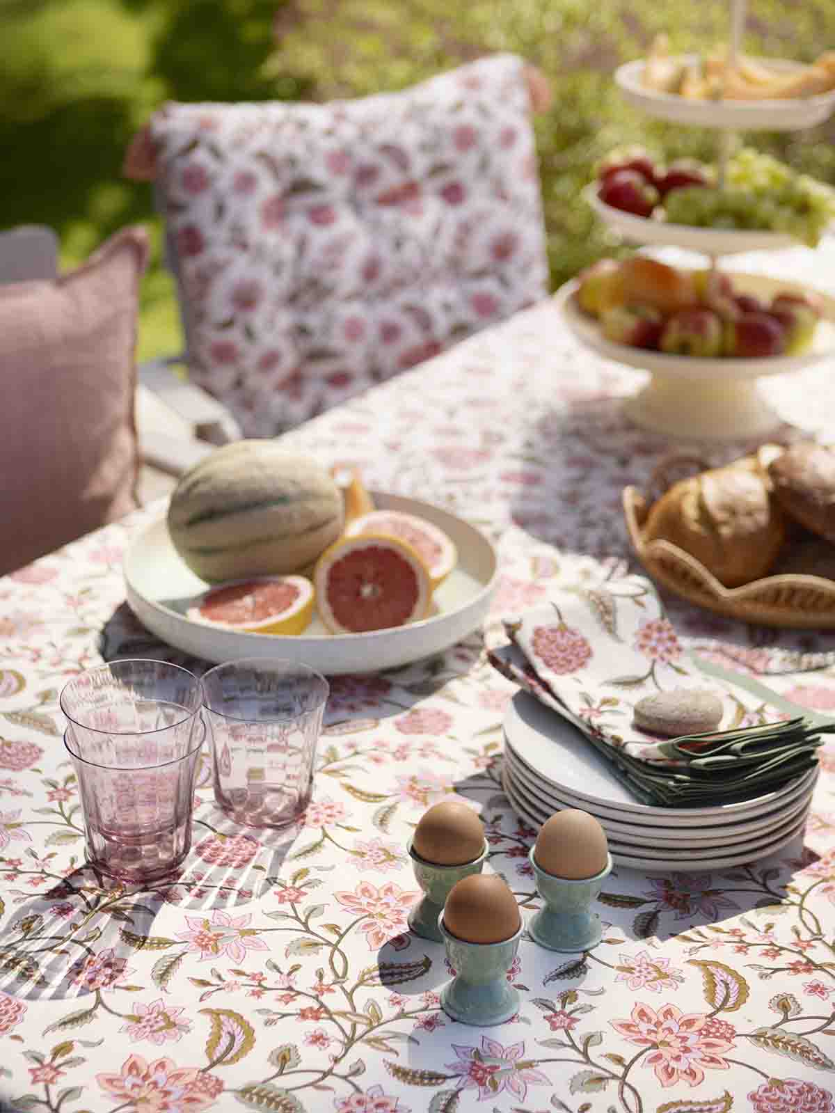 bungalow tablecloth with flowers