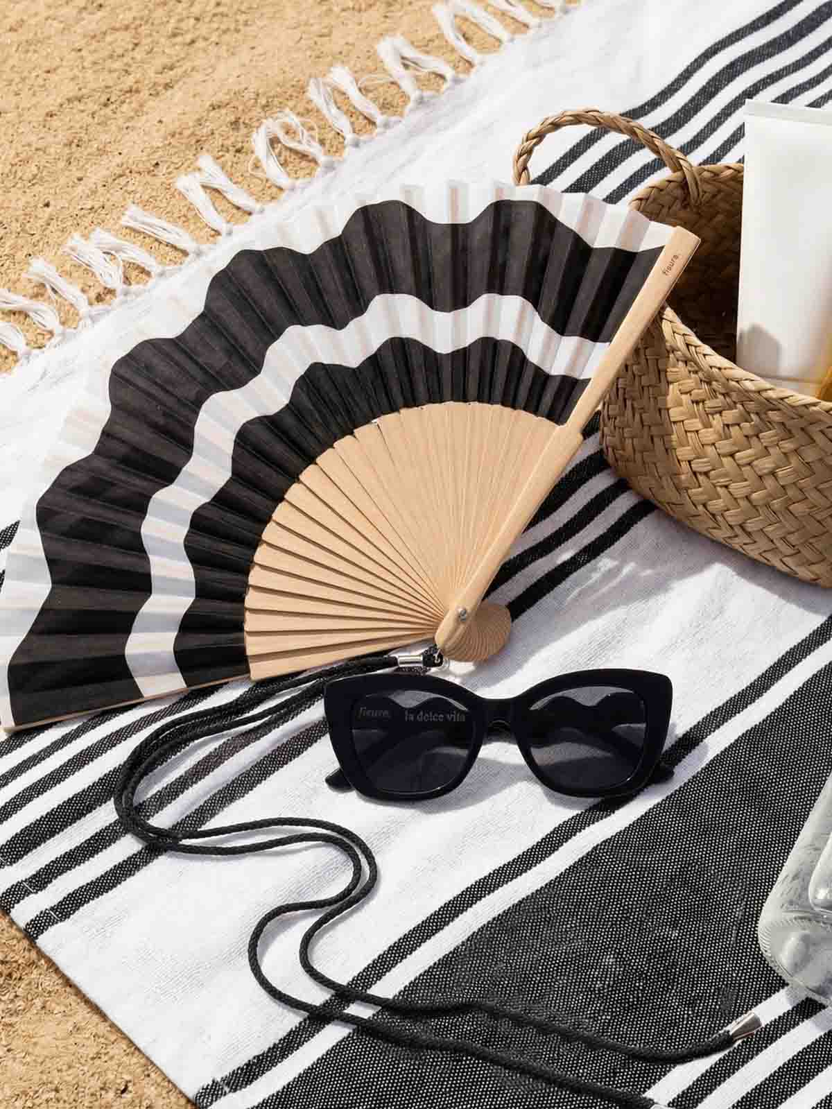 Alternative view of Fan - White and black waves