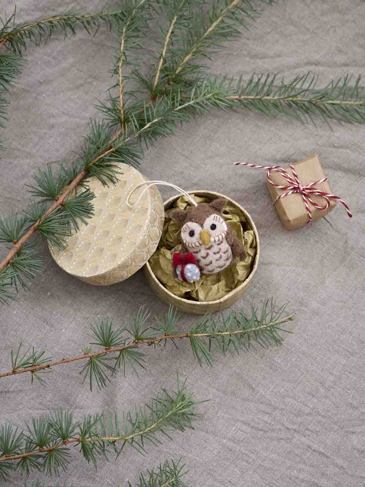 Alternative view of Gry & Sif - Owl with gift