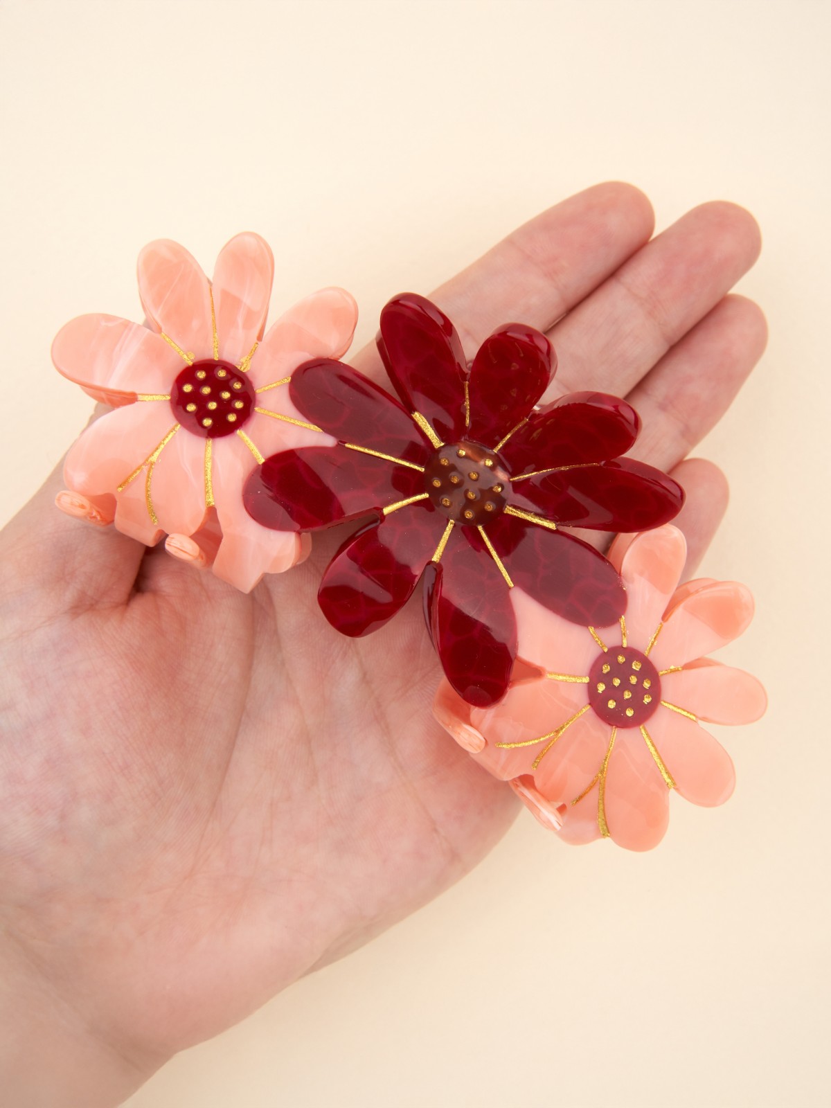 Alternative view of Hair clippings – 3 flowers in pink and burgundy.