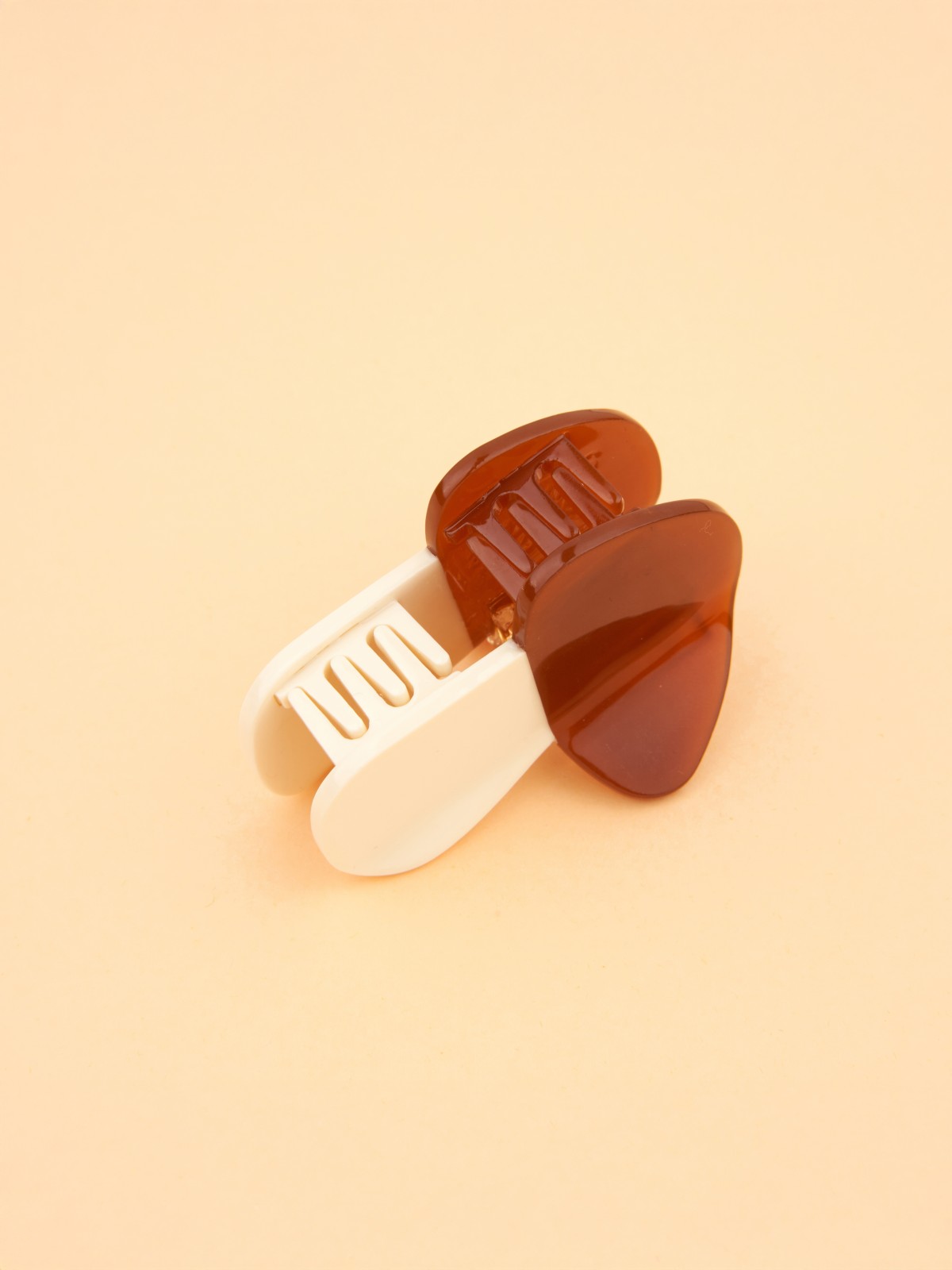 Alternative view of Hair clip – Carl Johan sponge