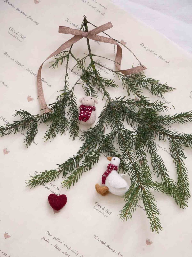 Gry & Sif - Felted braided heart in red and white - Picture 3
