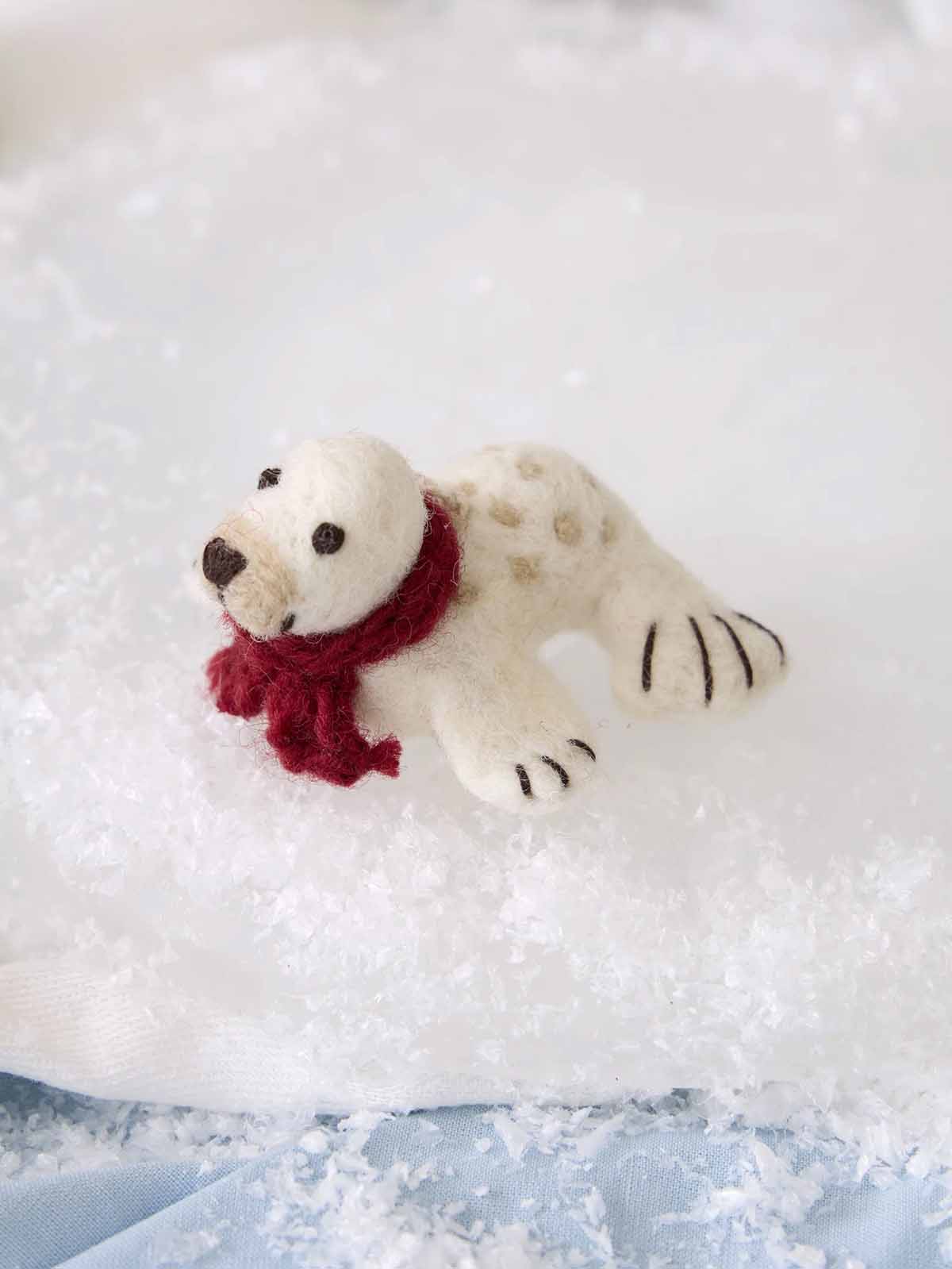Gry & Sif - Baby seal with red hash scarf