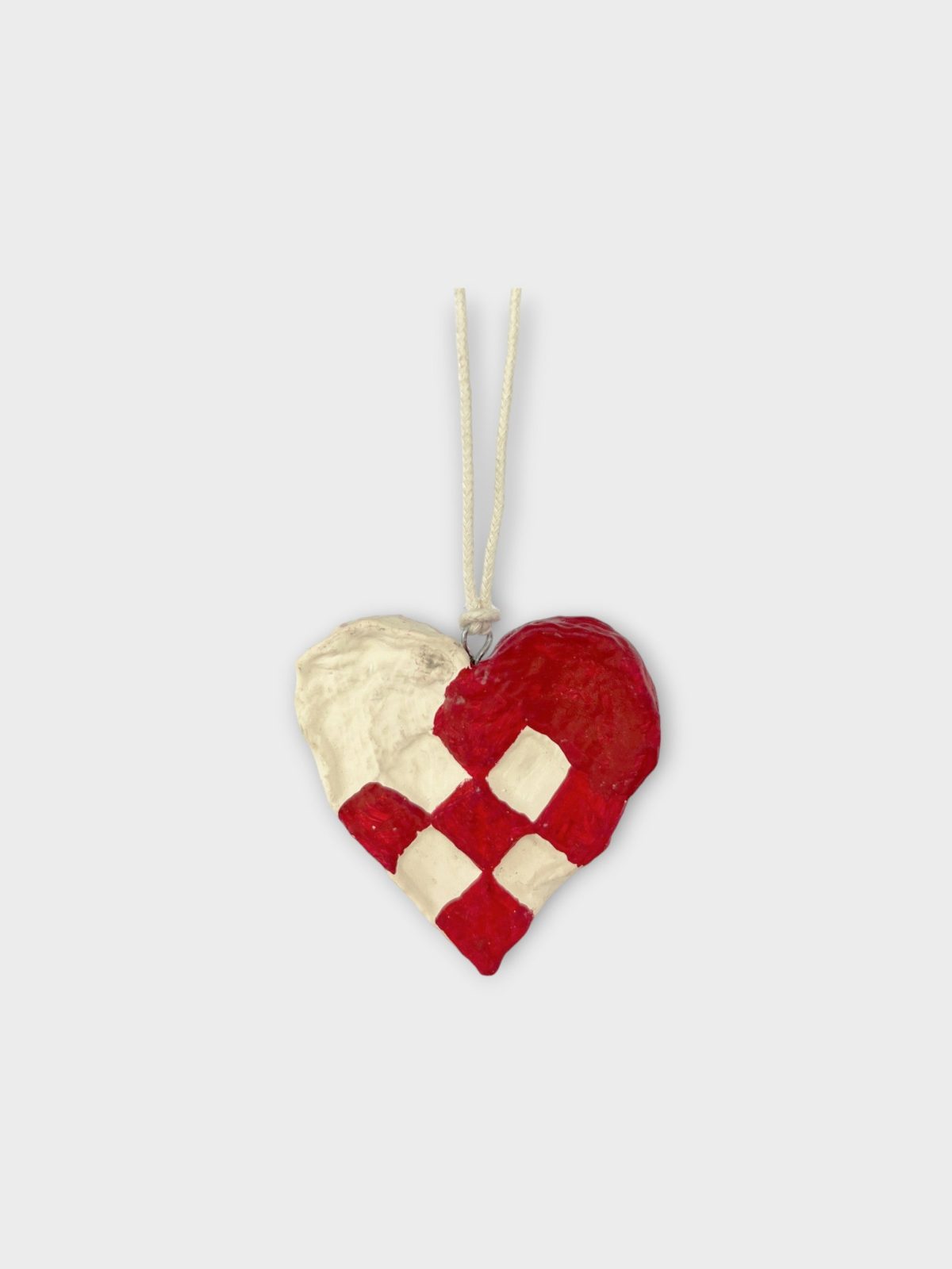 Alternative view of Braided Christmas heart in cotton maché – off-white and red