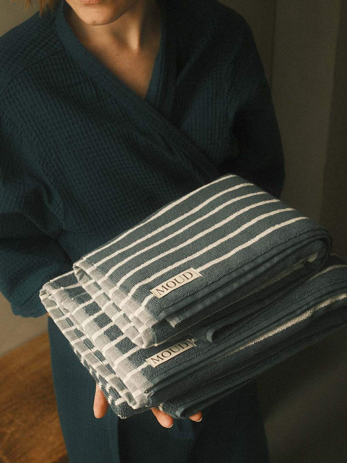 Alternative view of Towel & quot;Lino" – Striped in Moss Green