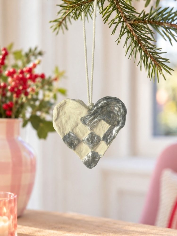 Braided Christmas heart in cotton maché – off-white and silver
