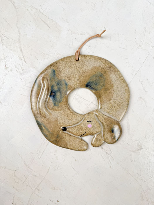 Alternative view of ceramic wall hangings - "Gravhund"